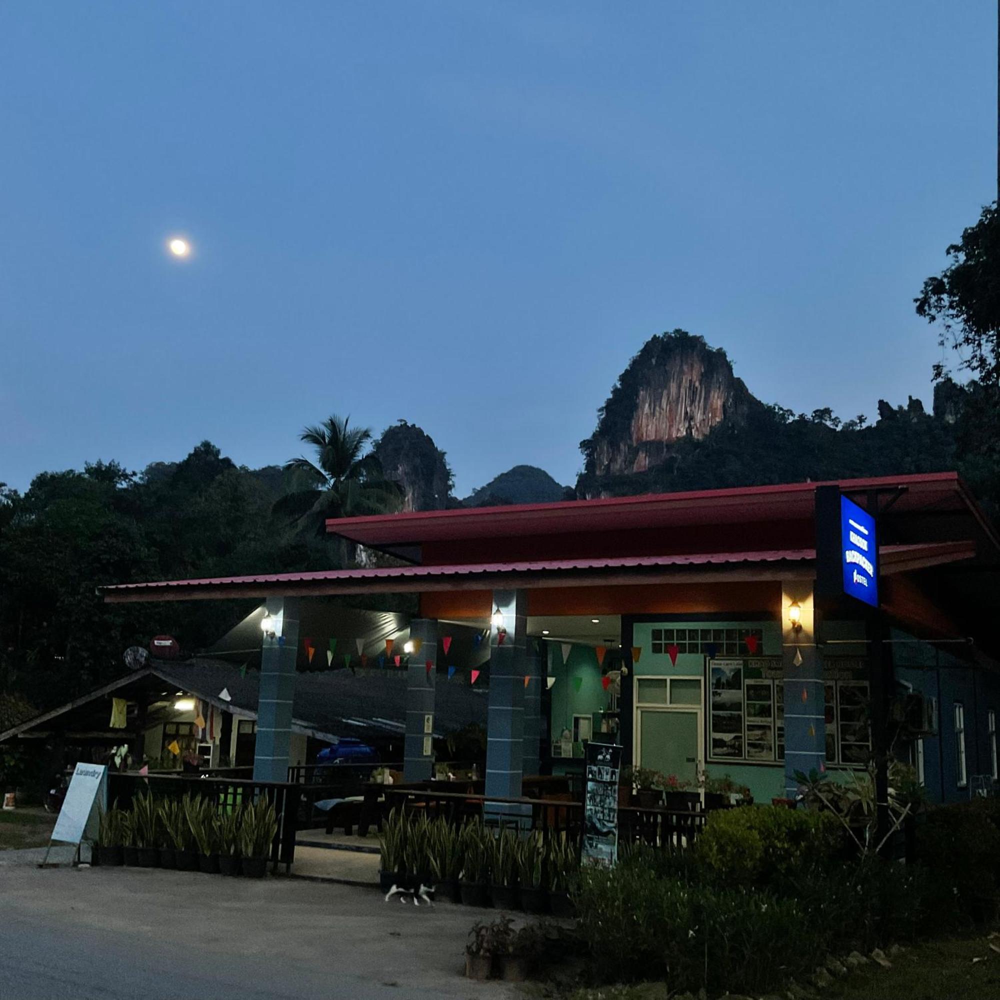 Khao Sok Backpacker Hostel Khao Sok National Park エクステリア 写真